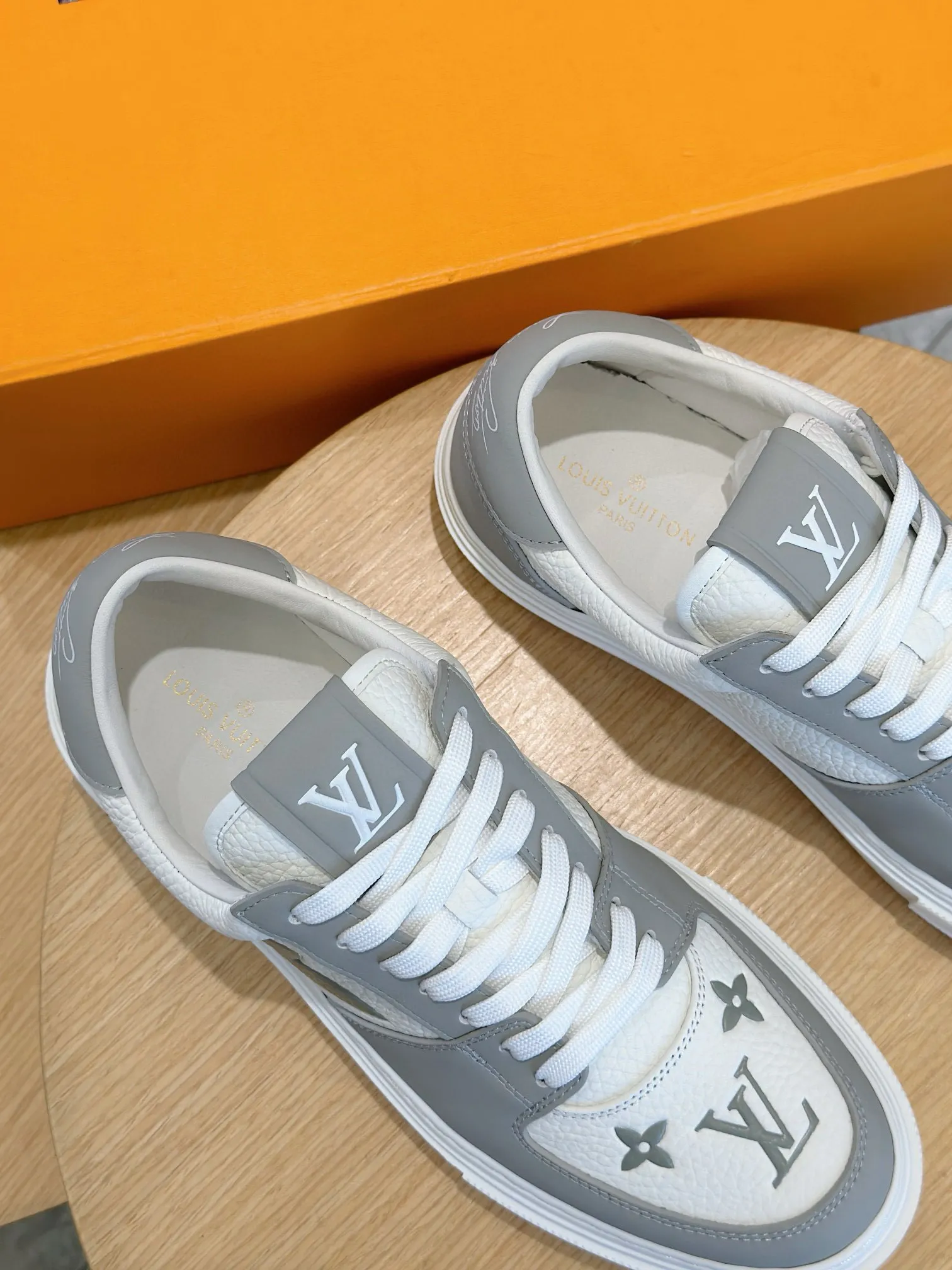 Factory price: 438💰LV full cowhide color-printed men's sneakers. This Ollie lace-up sneaker is made of floral embossed fabric, continuing the inspiration of the season's ready-to-wear collection. The laces are used to set off the gorgeous design, monogram flowers are embellished with transparent rubber outsole, and the brand logo is written on the back. Cowhide upper, cowhide lining, TPU outsole Size: 39-44 (customized at 38.45)